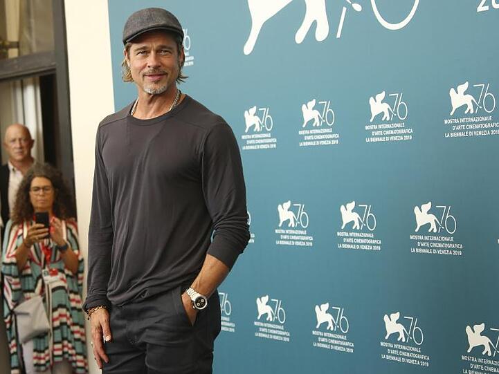 Mit Schiebermütze und schlichtem Shirt auf der Pressekonferenz: Brad Pitt.