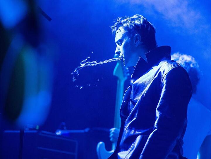 Julian Casablancas, Frontmann der US-Rockband The Strokes, singt am Mikrofon.