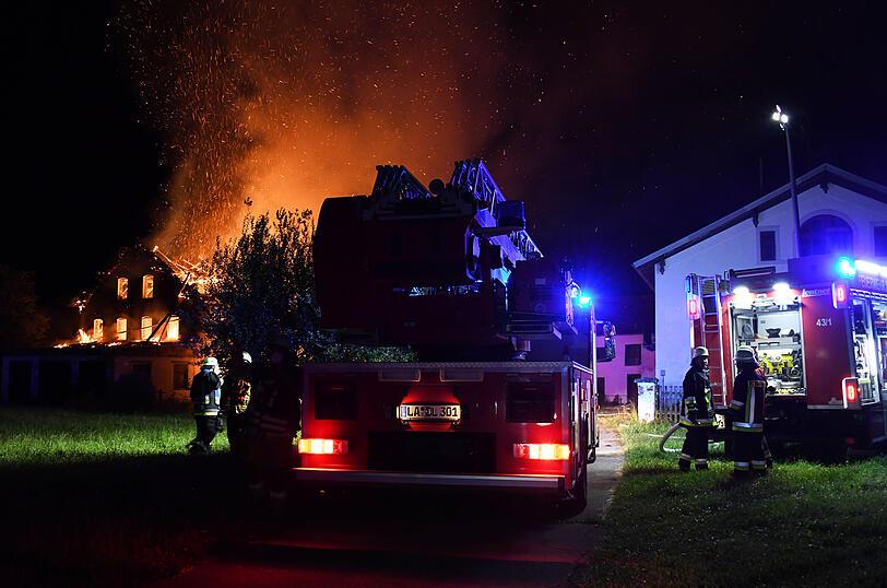 Das Feuer zerstörte die  Scheune eines Dreiseithofs in  Oberrammelsberg in der Gemeinde Wurmsham.