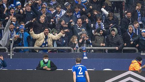 Schalkes Thomas Ouwejan jubelt nach seinem Tor zum 1:1 vor den Schalker Fans.