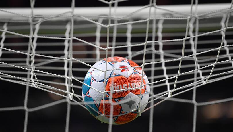 Unbekannte sollen fünf Schweinsköpfe vor dem Spiel von Hansa Rostock gegen den FC St. Pauli an einer Wildbrücke über der A20 angebracht haben.