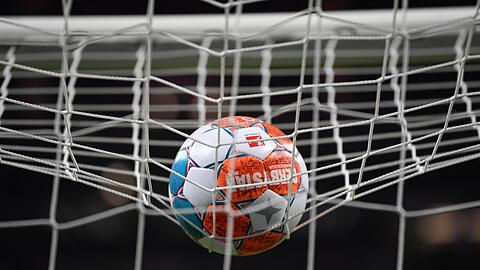 Unbekannte sollen fünf Schweinsköpfe vor dem Spiel von Hansa Rostock gegen den FC St. Pauli an einer Wildbrücke über der A20 angebracht haben.
