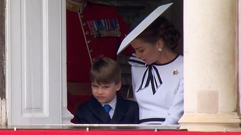 Prinzessin Kate sitzt und spricht mit ihrem jüngsten Sohn, Prinz Louis