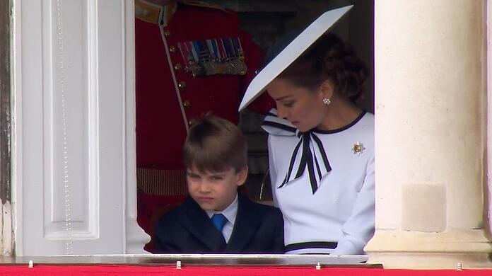 Prinzessin Kate sitzt und spricht mit ihrem jüngsten Sohn, Prinz Louis