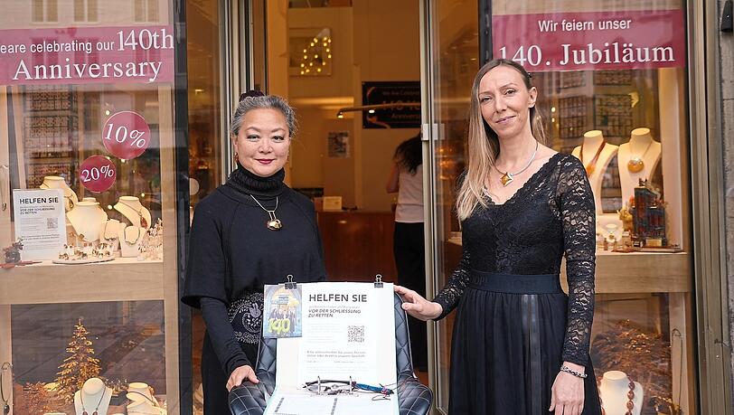 Inhaberin Vilia Fehrn und Verkaufsmanagerin Susanne Lutz bangen um den Bernsteinladen im Münchner Rathaus. Zwischen den Frauen ist die Petition aufgestellt, auf der jeder - auch per QR-Code - für den Erhalt des Geschäfts unterschreiben kann. Derzeit sind es etwa 3500 Unterschriften, 6000 werden benötigt. Inhaberin Vilia Fehrn und Verkaufsmanagerin Susanne Lutz bangen um den Bernsteinladen im Münchner Rathaus. Zwischen den Frauen ist die Petition aufgestellt, auf der jeder - auch per QR-Code - für den Erhalt des Geschäfts unterschreiben kann. Derzeit sind es etwa 3500 Unterschriften, 6000 werden benötigt.