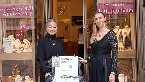 Inhaberin Vilia Fehrn und Verkaufsmanagerin Susanne Lutz bangen um den Bernsteinladen im Münchner Rathaus. Zwischen den Frauen ist die Petition aufgestellt, auf der jeder - auch per QR-Code - für den Erhalt des Geschäfts unterschreiben kann. Derzeit sind es etwa 3500 Unterschriften, 6000 werden benötigt.