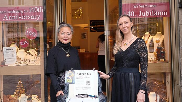 Inhaberin Vilia Fehrn und Verkaufsmanagerin Susanne Lutz bangen um den Bernsteinladen im Münchner Rathaus. Zwischen den Frauen ist die Petition aufgestellt, auf der jeder - auch per QR-Code - für den Erhalt des Geschäfts unterschreiben kann. Derzeit sind es etwa 3500 Unterschriften, 6000 werden benötigt.