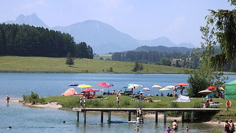 Ausflügler suchen Abkühlung am Illasbergsee im Allgäu.