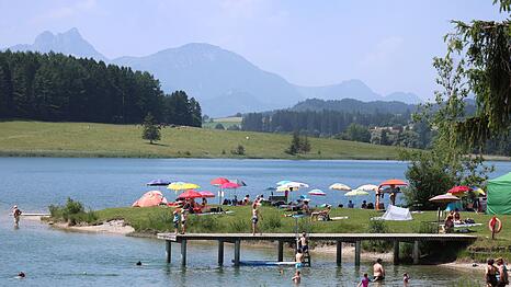 Ausflügler suchen Abkühlung am Illasbergsee im Allgäu.