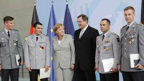 Kanzlerin Merkel und Verteidigungsminister Jung mit den vier geehrten Feldwebeln. Kanzlerin Merkel und Verteidigungsminister Jung mit den vier geehrten Feldwebeln.
