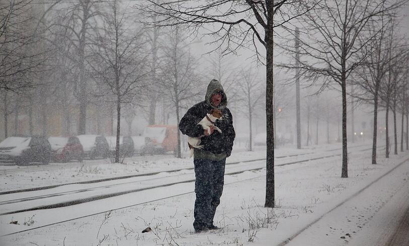 Deutschland bibbert: Mit eisigen Temperaturen und teils kräftigen Schneefall zieht der Winter ein. Die Bilder