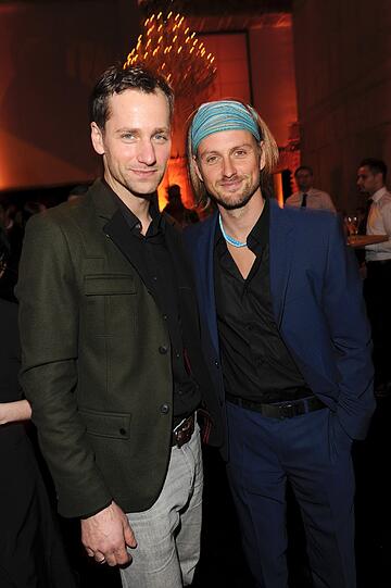 Schauspieler Florian Stetter (Outfit: HUGO) mit Schauspieler Axel Schreiber (ebenfalls in HUGO) bei der BOSS-Party und Vernissage "A PERSONAL TOUCH - young photo journalists at the red carpet" im Rahmen der Berlinale im BOSS Store Berlin am Mittwoch.