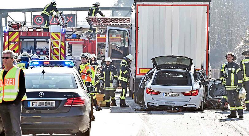 Der Werkstestwagen verkeilte sich unter dem Lkw. Für den Fahrer kam jede Hilfe zu spät.
