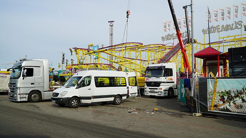 Bereits am Tag nach dem Wiesn-Kehraus haben die Abbau- und Aufräumarbeiten auf dem Oktoberfestgelände begonnen.