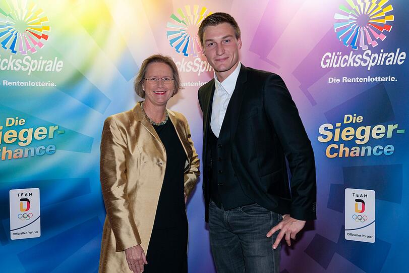 v. l.: Friederike Sturm (Federführerin der GlücksSpirale und Präsidentin von LOTTO Bayern), Thomas Röhler (Laudator und Speerwurf-Olympiasieger).
