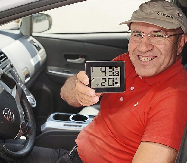 43,8 Grad: Ali Amini in seinem Taxi.