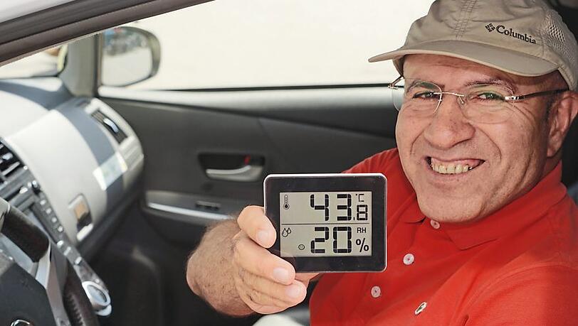 43,8 Grad: Ali Amini in seinem Taxi.