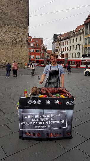 Krasse Aktion: Mit einer gegrillten Hundeattrappe löste PETA Deutschland in Jena Entsetzen bei den Betrachtern aus.