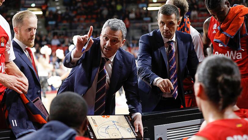 Will "die bestmögliche Leistung bringen, die wir im Moment liefern können": FCBB-Coach Dejan Radonjic (Mitte). Will "die bestmögliche Leistung bringen, die wir im Moment liefern können": FCBB-Coach Dejan Radonjic (Mitte).