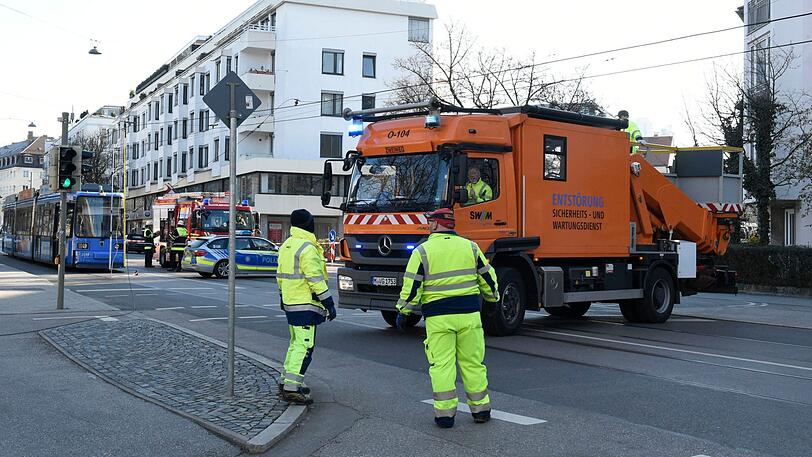 Die Feuerwehr und die Stadtwerke kümmnerten sich um die beschädigte Oberleitung.