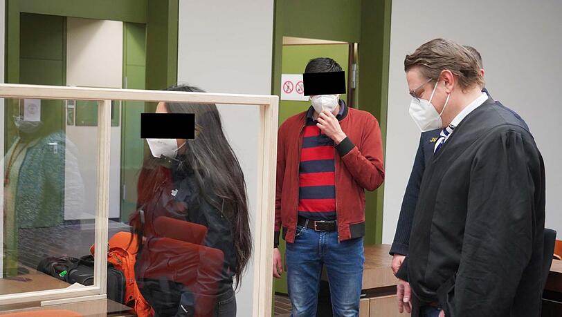 Die Einbrecher-Bande steht nun vor Gericht. Die Einbrecher-Bande steht nun vor Gericht.