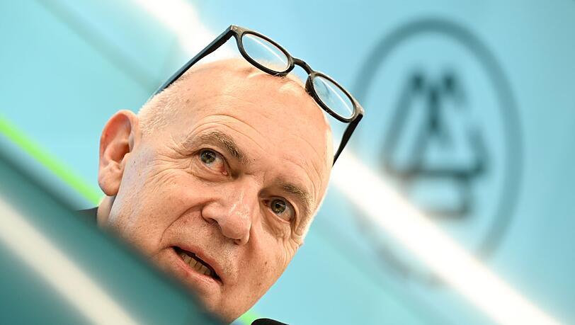 Bernd Neuendorf erwartet von der DFB-Auswahl die direkte Qualifikation für die Fußball-WM 2026. Bernd Neuendorf erwartet von der DFB-Auswahl die direkte Qualifikation für die Fußball-WM 2026.