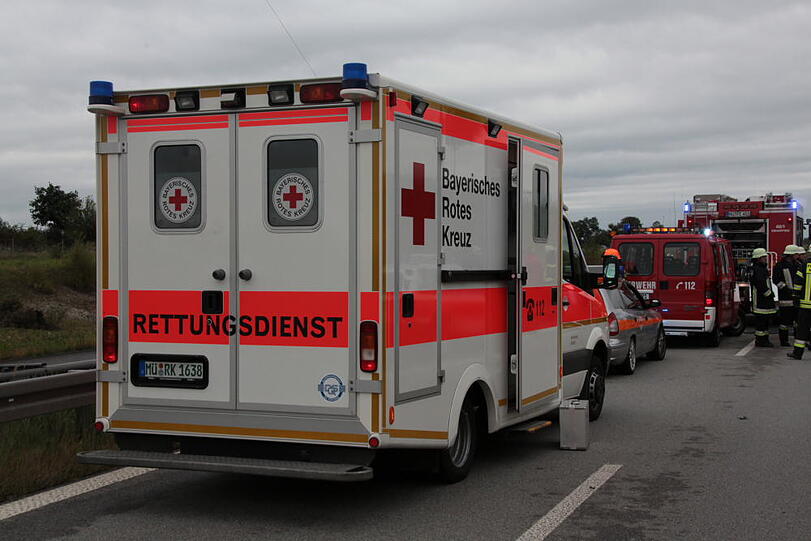 Bei einem Unfall auf der A94 wurden vier Personen verletzt.