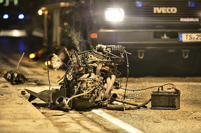 Schrecklicher Unfall bei Waging am See: Ein Auto fällt von einer Brücke. Die beiden Insassen werden schwer verletzt. Die Bilder von der Bergung...
