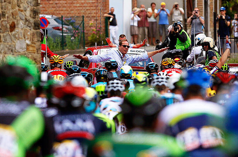 "Wer nichts riskiert, kann auch nichts gewinnen. Sicherlich geschehen auch deswegen die vielen Stürze", sagt Tony Martin. Gut 55 Kilometer vor dem Ziel der dritten Etappe der Tour de France kommt es bei Tempo 42 zu einem schweren Massensturz. Gelbträger Fabian Cancellara überschlägt sich, später kommt die bittere Diagnose: Zwei Rückenwirbel gebrochen. Das Aus.