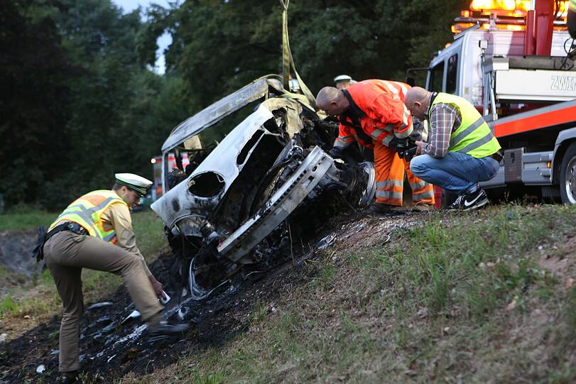 Zwei junge Männer sind mit ihrem Mini-Cooper frontal in einem Baum gekracht. Das Auto ging sofort in Flammen auf, die beiden 20-Jährigen verbrannten. Die Bilder.