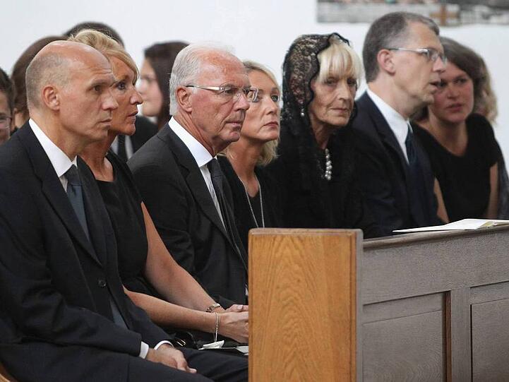 Noch mehr bewegt hat die AZ-Leser allerdings der Tod von Stephan Beckenbauer im August. Deutschlands große Fußball-Familie mit Uli Hoeneß, Günther Netzer und vielen anderen steht Franz Beckenbauer in der Trauer um seinen Sohn bei.