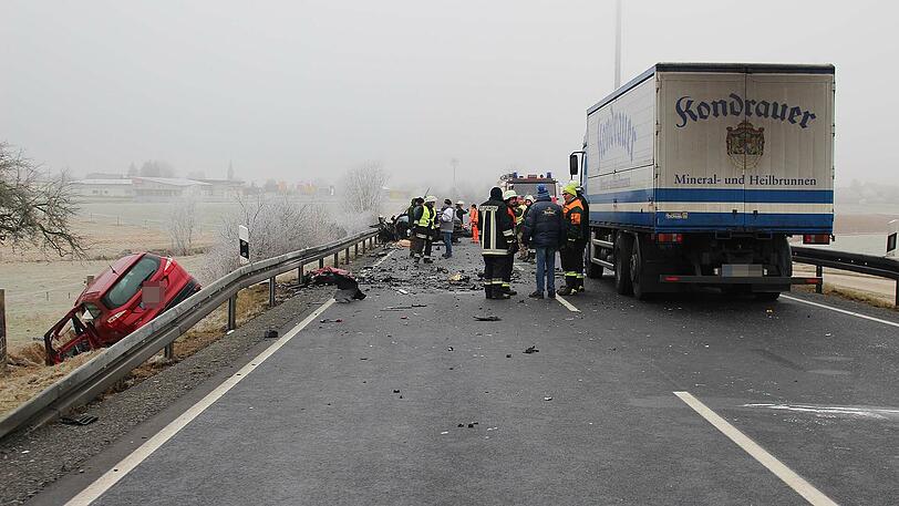 Am Donnerstagmorgen stießen zwei Autos auf einer Bundesstraße frontal zusammen. Beide Fahrer starben noch am Unfallort. Die Bilder des Unfalls.