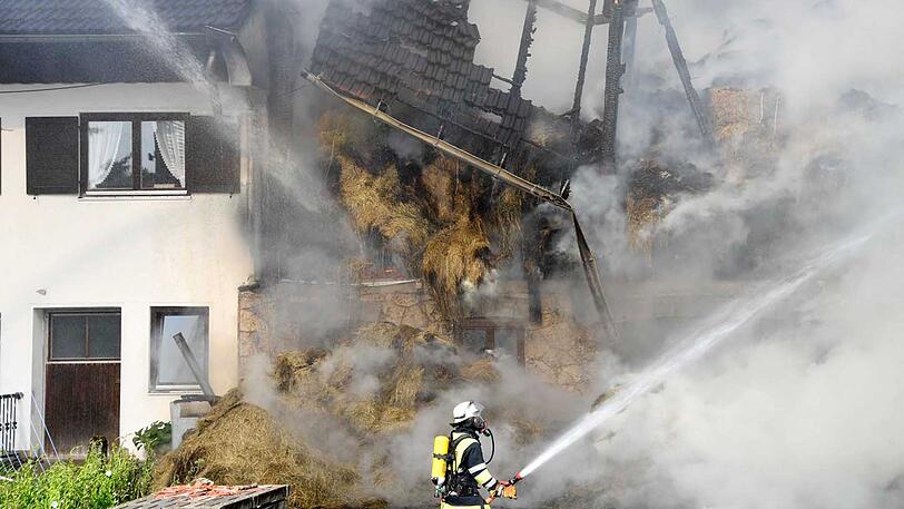 In Sonderdilching brannte am Freitag ein Bauernhof ab. Die Bilder vom Einsatz.