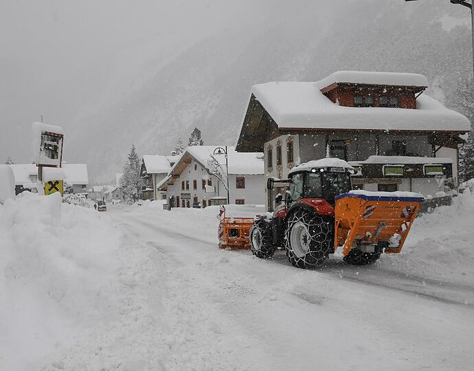 Auch Tirol hat der Winter fest im Griff. Autofahrer haben das Nachsehen - so wie hier an der Grenze bei Scharnitz.