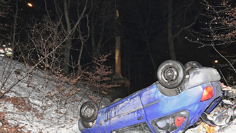 Das Fahrzeug überschlug sich und blieb vor einem Baum auf dem Dach liegen. Das Fahrzeug überschlug sich und blieb vor einem Baum auf dem Dach liegen.