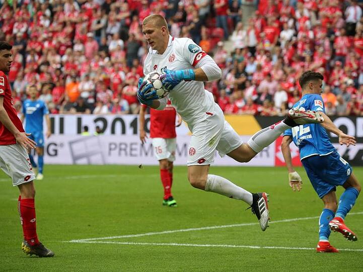 Mainz-Keeper Robin Zentner vereitelt eine Hoffenheimer Chance.