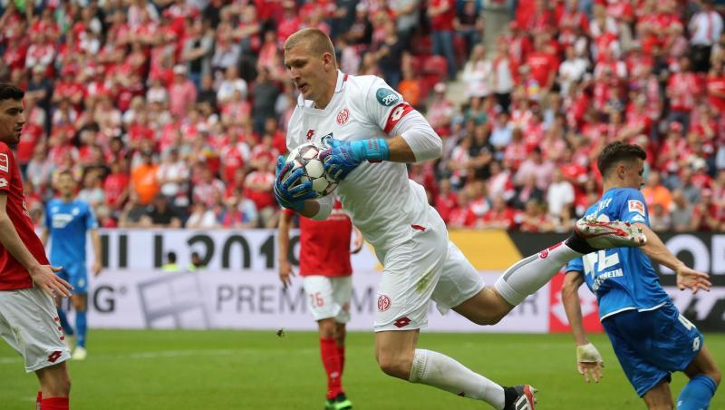 Mainz-Keeper Robin Zentner vereitelt eine Hoffenheimer Chance. Mainz-Keeper Robin Zentner vereitelt eine Hoffenheimer Chance.