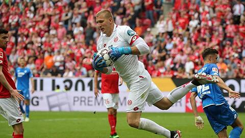 Mainz-Keeper Robin Zentner vereitelt eine Hoffenheimer Chance.