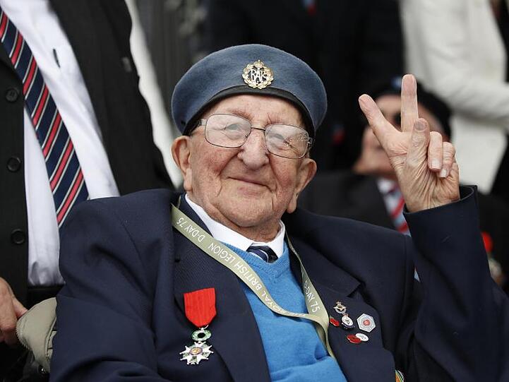 Ein Veteran zeigt das Victory-Zeichen.