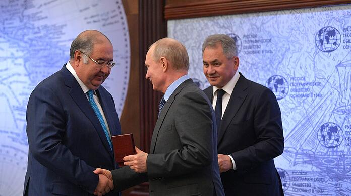 Alischer Usmanow (l.), hier mit Russlands Präsident Wladimir Putin und Verteidigungsminister Sergei Kuschugetowitsch Schoigu bei einer Preisverleihung 2019 in Sankt Petersburg.