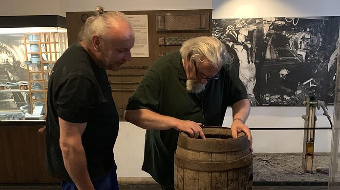 Was bist du? Ein Pulverfass? Ein Bierfass? Die Museumsangestellten Karl Ravens und Gerd Kostendt inspizieren das falsche Exponat eingehend.