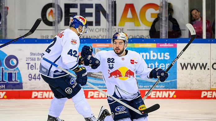 Der Matchwinner: Chris DeSousa (r.) feiert mit Yasin Ehliz seinen 2:1-Siegtreffer für den EHC gegen Bremerhaven.