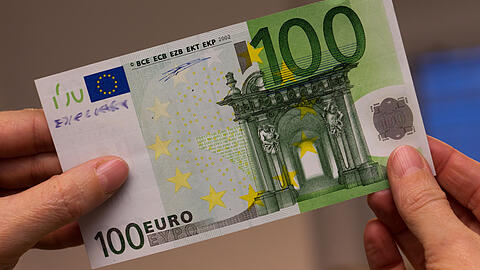 Ein gefälschter 100-Euro-Schein. Mit Blüten wie diesen hat die Bande gezahlt. (Symbolbild)