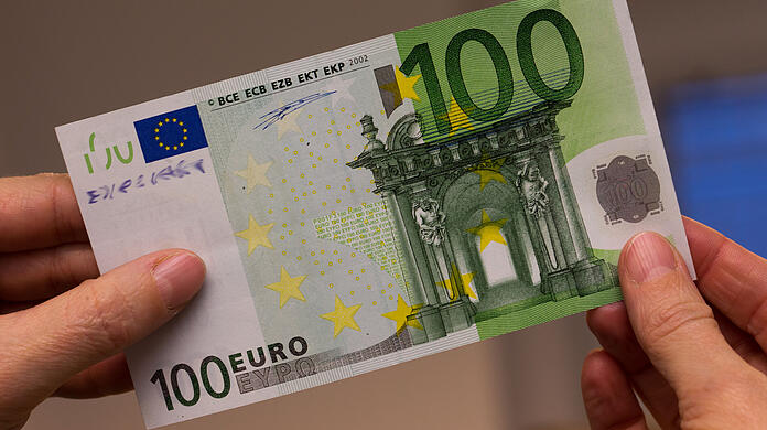 Ein gefälschter 100-Euro-Schein. Mit Blüten wie diesen hat die Bande gezahlt. (Symbolbild)