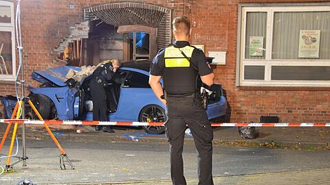 Ein Auto ist in Melsum im Landkreis Stade in eine Hauswand geprallt.