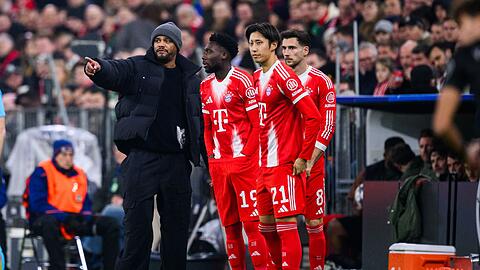 Der große Moment: Vincent Kompany (l) wechselt Alphonso Davies (2.vl) ein. Der große Moment: Vincent Kompany (l) wechselt Alphonso Davies (2.vl) ein.