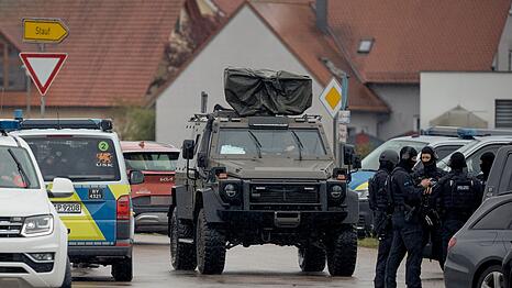 Nach den Sch&uuml;ssen auf zwei Beh&ouml;rdenmitarbeiter verschanzte sich der mutma&szlig;liche T&auml;ter in einem Haus.