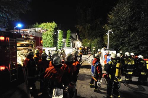 Etwa 200 Männer und Frauen von der Feuerwehr, Polizei und Rettungsdiensten rücken zu dem brennenden Haus aus. Foto: Gregor Feindt