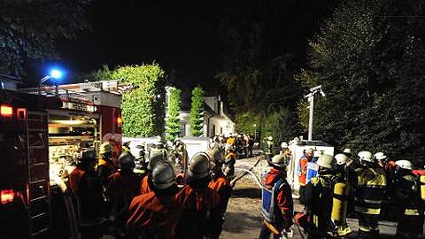 Etwa 200 Männer und Frauen von der Feuerwehr, Polizei und Rettungsdiensten rücken zu dem brennenden Haus aus. Foto: Gregor Feindt