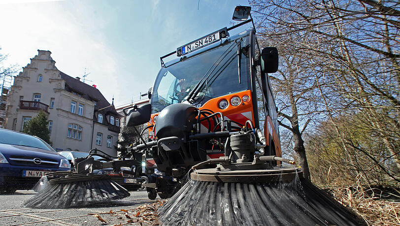 35 Klein- und sechs Handkehrmaschinen sorgen in Nürnberg für die Sauberkeit der Gehwege. Zusätzlich gibt es 20 Großkehrmaschinen, mit denen die Fahrbahnen von Laub und Splitt befreit werden. Praktisch: Die Maschinen können für den Winterdienst umgerüstet werden. Nürnberg ist in verschiedene Reinigungsgebiete aufgeteilt. Dort, wo Bürger eine Gebühr bezahlen, ist SÖR für Geh- und Radwege verantwortlich. In anderen Stadtteilen müssen Anwohner aber selbst zum Besen greifen. 35 Klein- und sechs Handkehrmaschinen sorgen in Nürnberg für die Sauberkeit der Gehwege. Zusätzlich gibt es 20 Großkehrmaschinen, mit denen die Fahrbahnen von Laub und Splitt befreit werden. Praktisch: Die Maschinen können für den Winterdienst umgerüstet werden. Nürnberg ist in verschiedene Reinigungsgebiete aufgeteilt. Dort, wo Bürger eine Gebühr bezahlen, ist SÖR für Geh- und Radwege verantwortlich. In anderen Stadtteilen müssen Anwohner aber selbst zum Besen greifen.